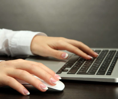 Favicon für deine Website - Damenhände am Laptop