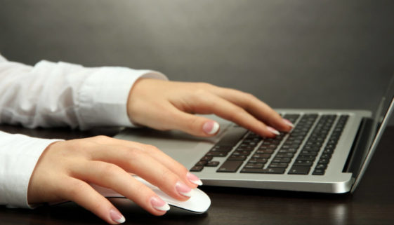 Favicon für deine Website - Damenhände am Laptop